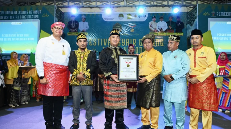 Festival Syair Gulung Tanah Kayong Cetak Rekor MURI Terpanjang