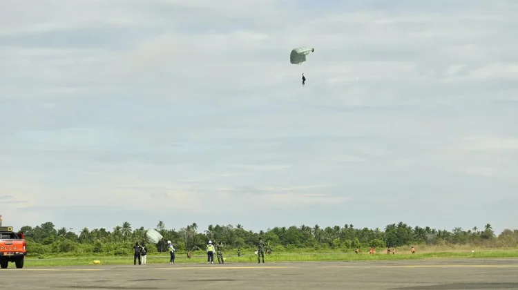 Korpasgat TNI AU Hiasi Langit Supadio dengan Freefall