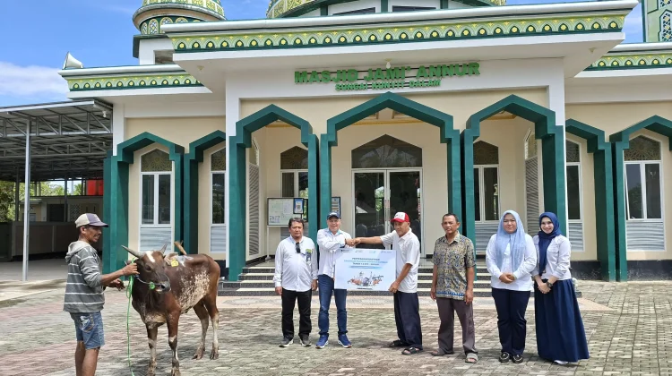Pelindo Pontianak Salurkan Puluhan Hewan Kurban di Kalbar