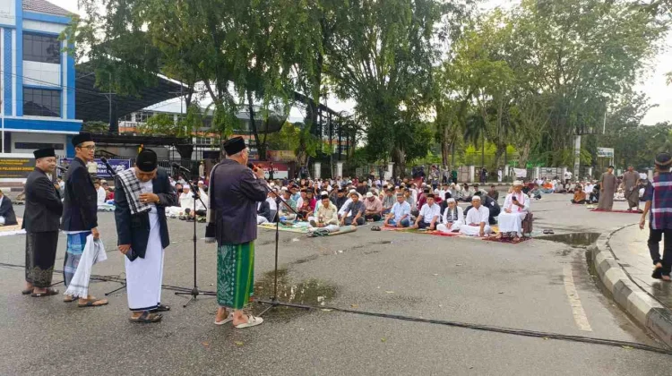Gerimis Tak Surutkan Jamaah Padati Salat Iduladha 1447 H di Alun-Alun Kapuas