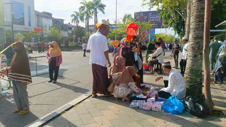 Pedagang Mainan Warnai Sholat Iduladha 1447 H di Alun-Alun Kapuas Pontianak
