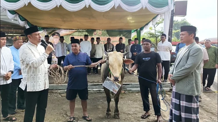 Polda Kalbar Salurkan 30 Hewan Kurban untuk Masyarakat