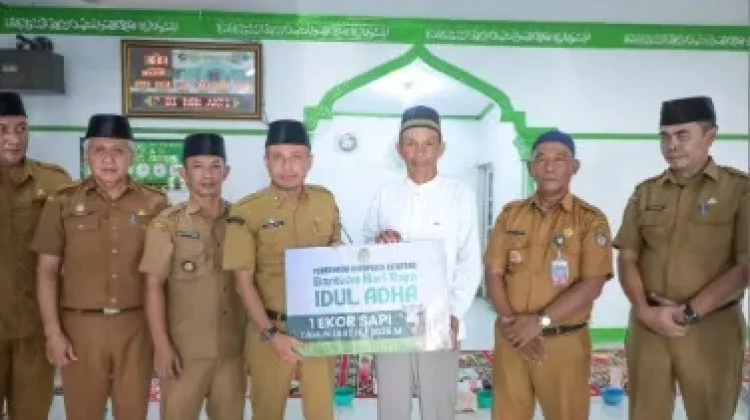 Pemkab Ketapang Serahkan Bantuan Hewan Kurban Surau Miftahul Jannah Sukamaju