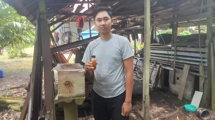Ubay Petani Muda Budidaya Madu Kelulut asal Desa Kuala Mandor B