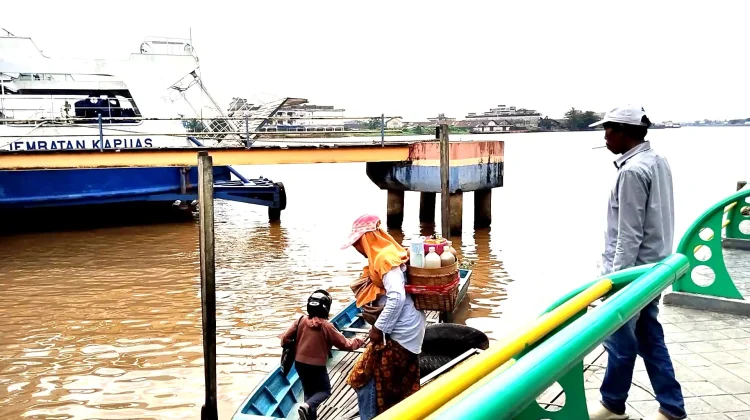 Ferry Tak Beroperasi, Warga Gunakan Sampan Penyeberangan