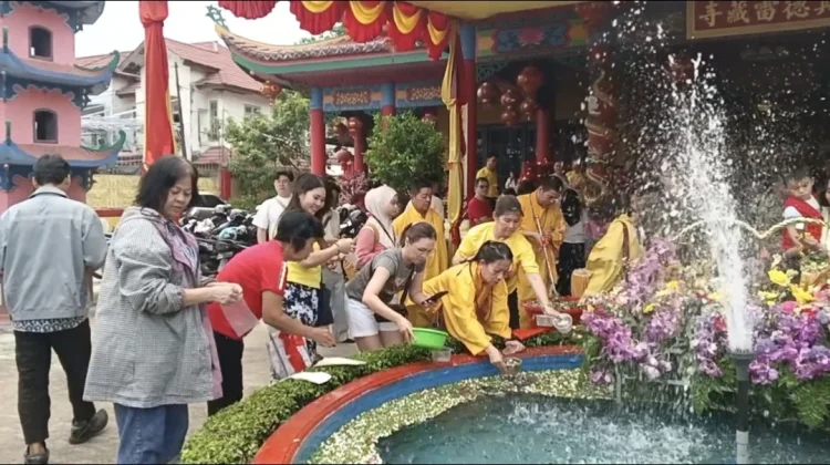 Peringati Hari Raya Waisak, Umat Buddha Padati Vihara Vajra Bumi Kertayuga