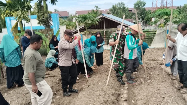 Bhabinkamtibmas dan Babinsa Desa Sidomulyo Kompak Tanam Jagung Hibrida