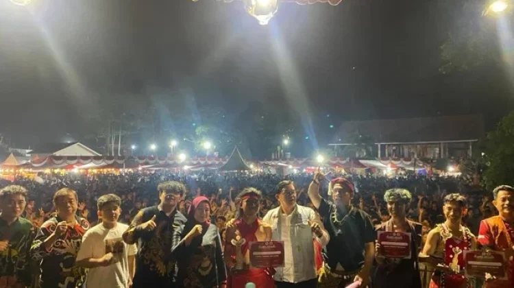 Parade Tari Gawe Dayak Naik Dango Singkawang Meriah Semangat Pelestarian Budaya