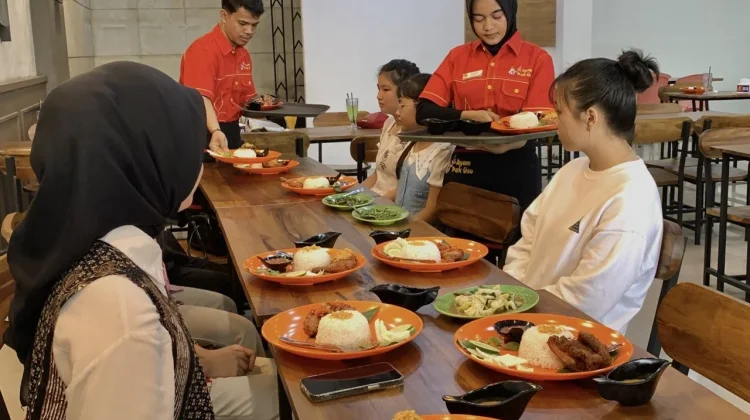 Ayam Pausu Tawarkan Sensasi Kuah Kari dalam Sajian Ayam Khas di Pontianak