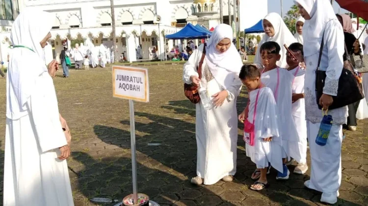 Tanamkan Ibadah Haji sejak Dini Ribuan Siswa RA Ikuti Manasik Haji