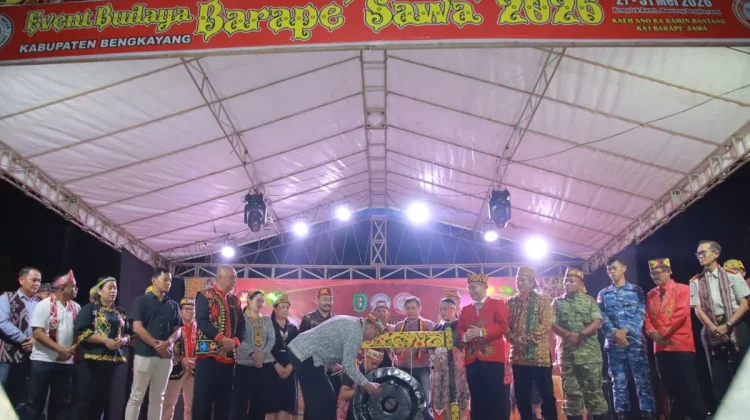 Bupati Bengkayang Tutup Barape’ Sawa’ 2026: Lestarikan Tradisi Dayak Bakati