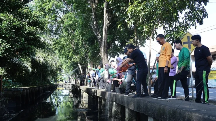 DLH Uji Coba Penaburan Eco Enzym Bersihkan Parit dan Kurangi Bau