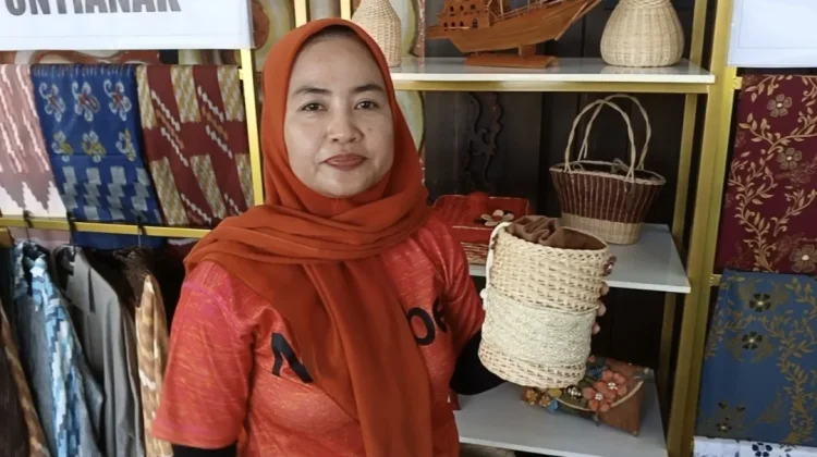 Dekranasda Kubu Raya Fokus Kembangkan Anyaman Akar Keladi Air dan Pelepah Pinang
