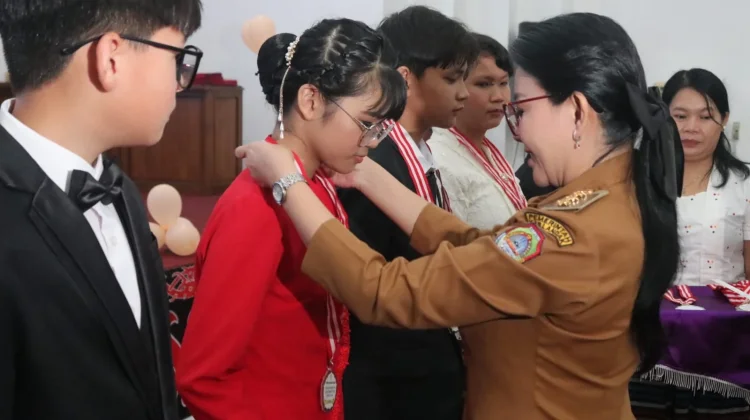 Pelepasan Siswa SDS Alfa Omega Landak Diwarnai Haru, Karolin: Jangan Mudah Menyerah