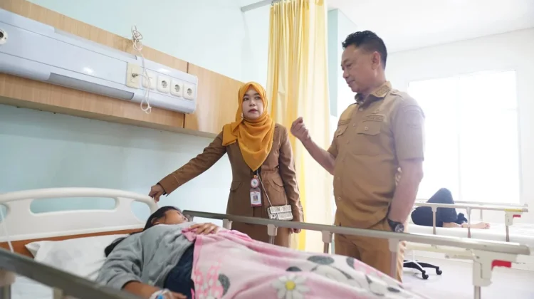 Wako Edi Jenguk 56 Warga Diduga Alami Gejala Keracunan Makanan