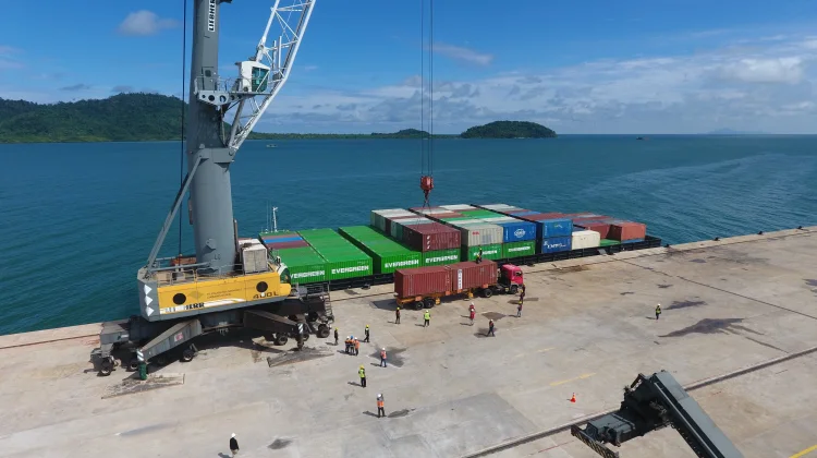 Terminal Kijing Layani Perdana 70 Peti Kemas Kosong