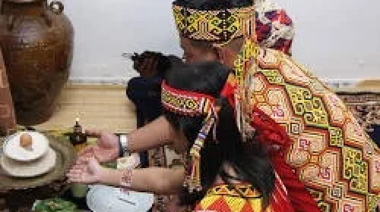 Sarat Makna dan Tradisi, Mengenal Prosesi Pernikahan Adat Dayak Kanayatn