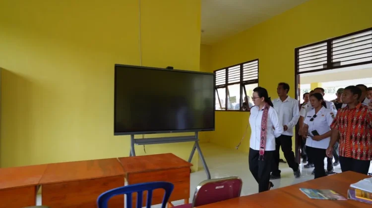 Resmikan Bangunan SMPN 5 Air Besar, Karolin Minta Pihak Sekolah Rawat Fasilitas