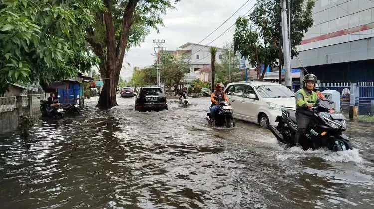 Hujan Semalaman, Banjir Rendam Sejumlah Ruas Jalan Pontianak