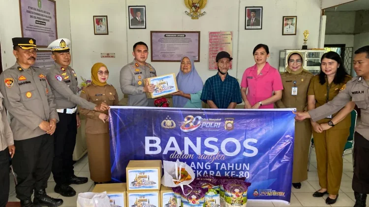 Sambut HUT Bhayangkara, Polres Kubu Raya Bantu Lansia