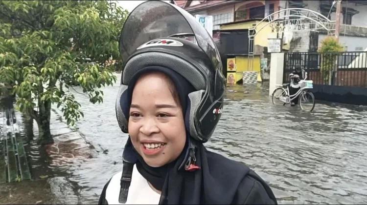 Motor Mogok dan Banjir, Sinta Gagal Berangkat ke Tempat Kerja