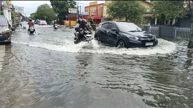 Motor Mogok dan Banjir, Sinta Gagal Berangkat ke Tempat Kerja