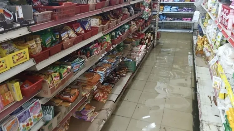 Banjir Masuk ke Toko, Pemilik: Operasional Terganggu, Toko tetap Buka