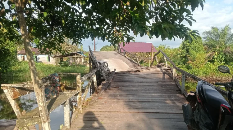 Jembatan Rusak di Desa Sungai Segak Belum Mendapat Perhatian Pemerintah