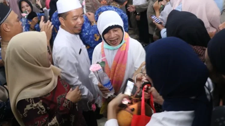 Haru dan Syukur Iringi Kedatangan 157 Jamaah Haji Asal Singkawang