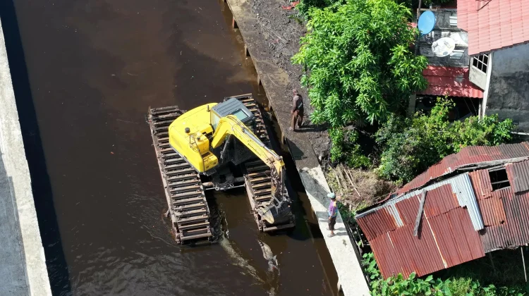 Terjunkan Eskavator Amfibi Keruk Parit, Upaya Pemkot Atasi Banjir