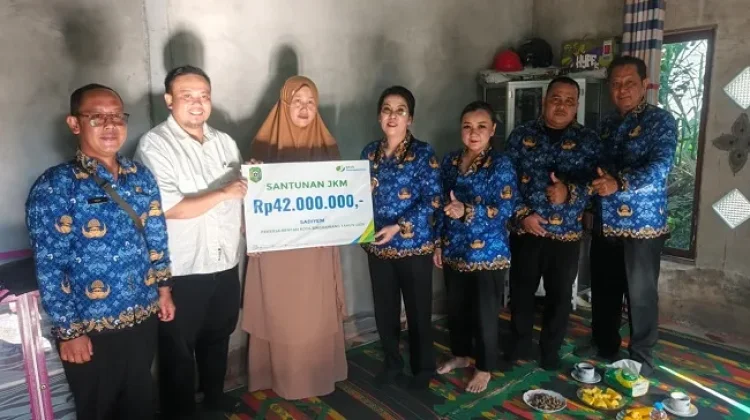 Wali Kota Serahkan Santunan JKM, Tegaskan Komitmen Perlindungan Pekerja Rentan