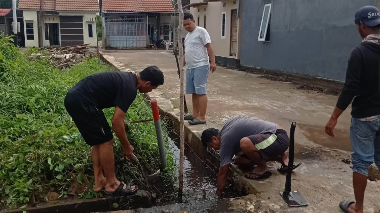 Warga Komplek Sayap Anugrah Darma Putra Gotong Royong Bersihkan Saluran