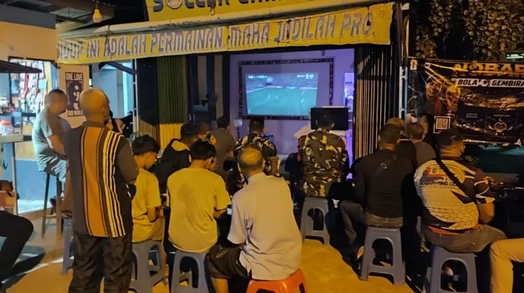Nobar Piala Dunia Pererat Kedekatan TNI dan Warga