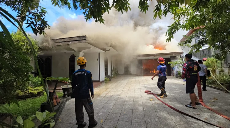 Satu Rumah belakang Masjid Raya Mujahidin Terbakar, dua Lansia Berhasil Selamat