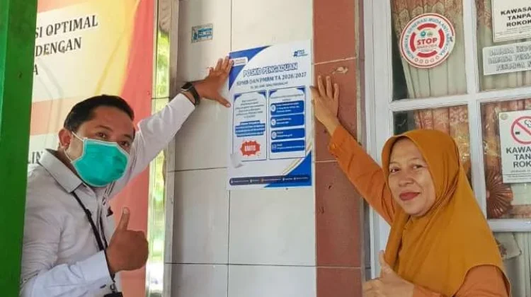 Ombudsman Kalbar Tempel Poster Perluas Jangkauan Posko Pengaduan SPMB PMBM