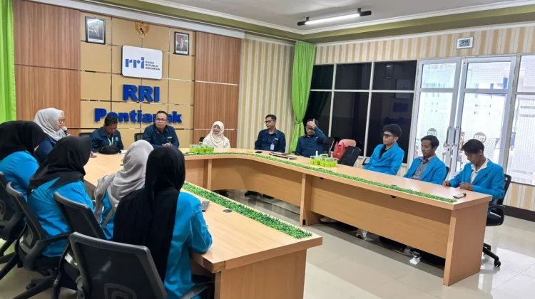 Mahasiswa IAIN Pontianak Observasi Media ke RRI Pontianak