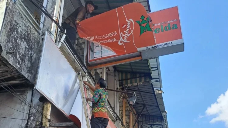 Abai Pajak, Papan Reklame Vivo dan Sosro Dibongkar