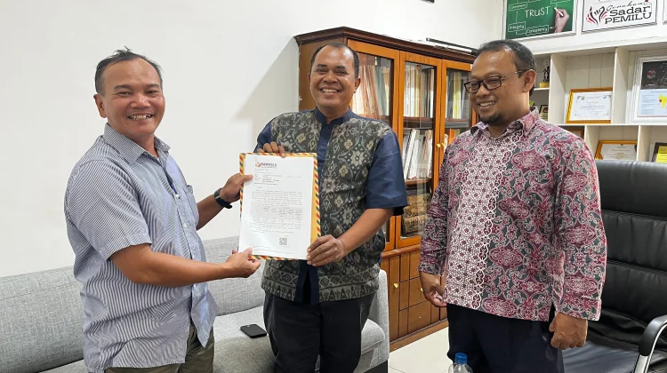 Bawaslu Kubu Raya Serahkan 163 Data Pemilih Diduga Meninggal ke KPU Kubu Raya