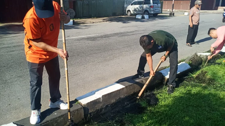 Gotong Royong Warnai Semangat Kebersamaan Pegawai RRI Pontianak