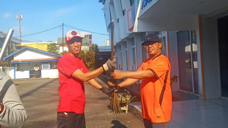 Gotong Royong Warnai Semangat Kebersamaan Pegawai RRI Pontianak