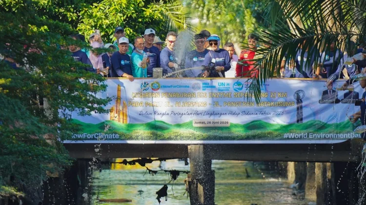 Penaburan Eco Enzyme Upaya Jaga Parit Bersih
