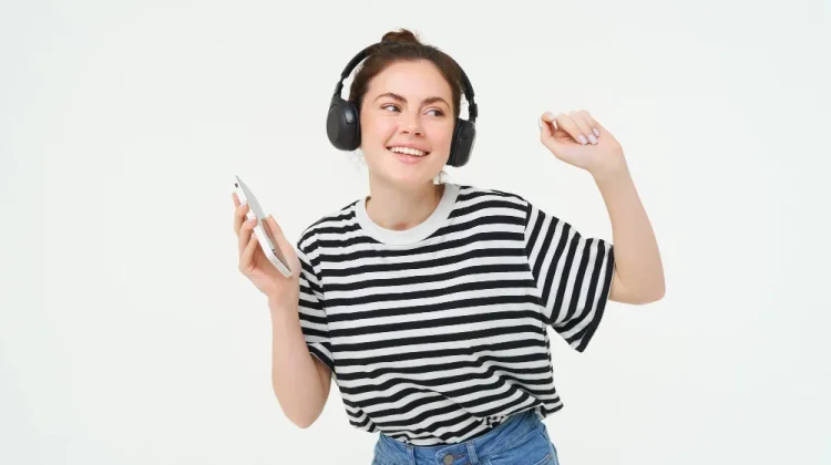 Lima Alasan Mendengarkan Musik Favorit Bisa Kembalikan Mood