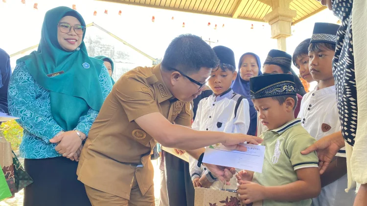 Bupati Satono Tinjau Khitanan Massal Gratis di Sekura Sambas