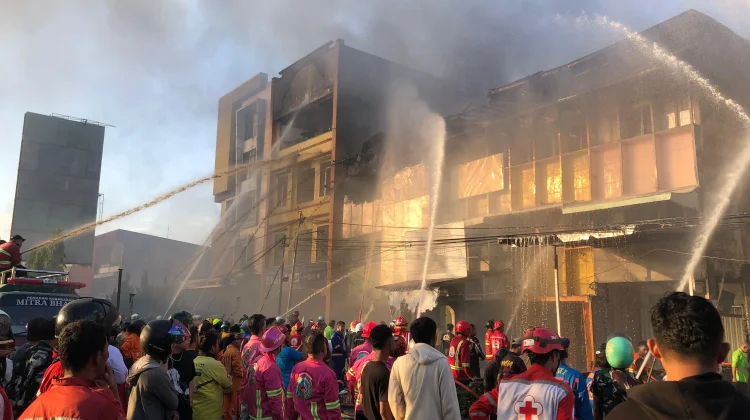 6 Ruko Terbakar di Jalan Tanjungpura Pontianak