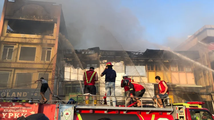 6 Ruko Terbakar, Tim Damkar Kesulitan Air!