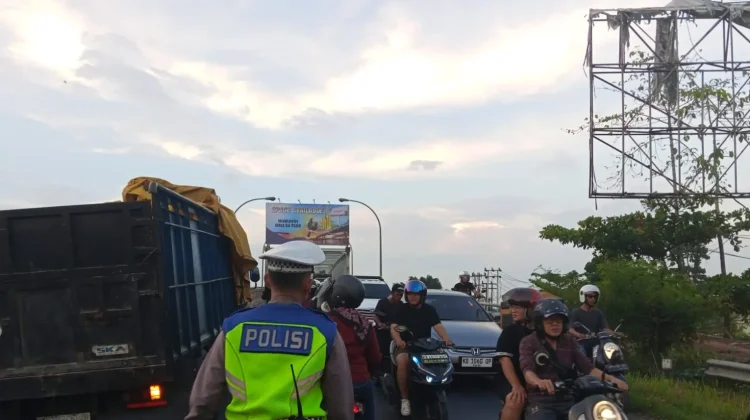 Macet Jembatan Kapuas Dua: Polisi Sentil Ekspedisi Operasikan Truk Tak Laik Jalan
