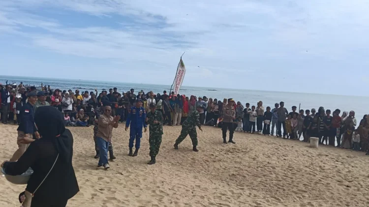 Danramil Paloh Dukung Pelestarian Tradisi Perang Telor