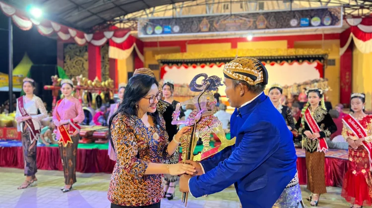 Dari Wayang Kulit hingga Pawai, Bupati Karolin Puji Semangat Paguyuban Jawa Landak
