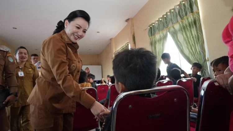 Bupati Karolin Inisiasi Sunatan Massal di Mandor