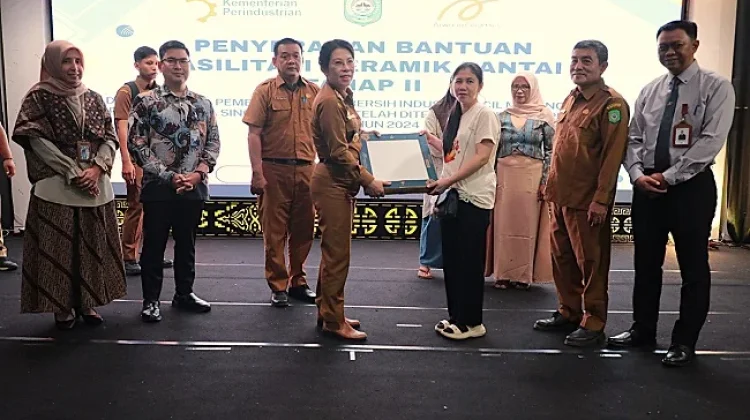 Pemkot Singkawang Serahkan Bantuan Keramik untuk UMKM